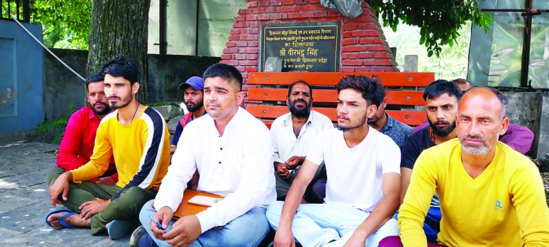 डीसी के दफ्तर के बाहर धरना