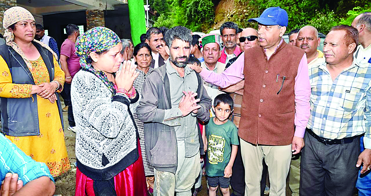 20 किलोमीटर पैदल चलकर दुर्गम गांवों में पहुंचे जयराम