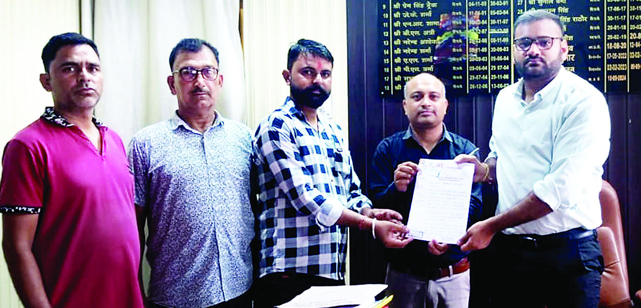 नंबरदारों ने मानदेय को लेकर एसडीएम अंब को सौंपा ज्ञापन