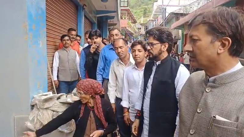 आपदा में दुकानदारों को हुआ लाखों का नुकसान, सरकार दे रही 2500 रुपए की राशि आपदा में दुकानदारों को हुआ लाखों का नुकसान, सरकार दे रही 2500 रुपए की राशि