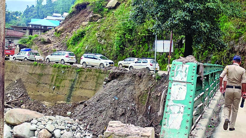 थुनाग बाजार में बह गए पब्लिक टायलट