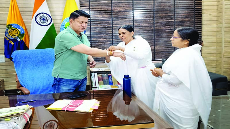 बहनों ने अधिकारियों को बांधा प्रेम का धागा