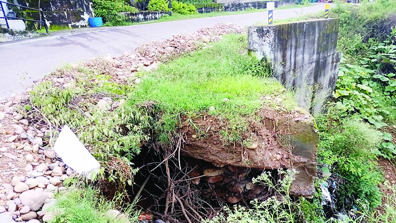 खतरा.. गिरने की कगार पर डंगा