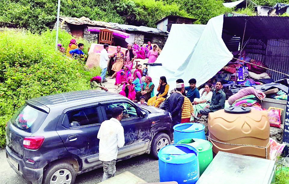 अचानक दरकी पहाड़ी, टनिपरी गांव से नौ परिवार शिफ्ट