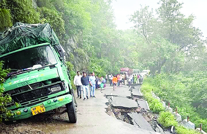 चंबा में बारिश का कहर…एनएच बहा