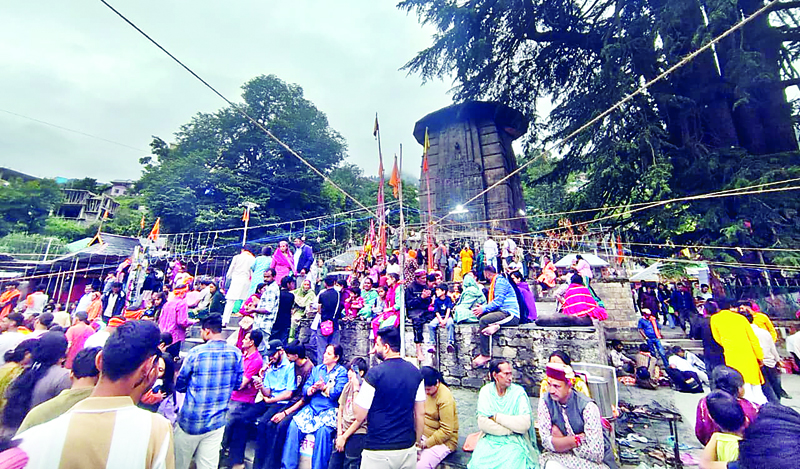चौरासी में उमड़ी शिव भक्तों की भीड़