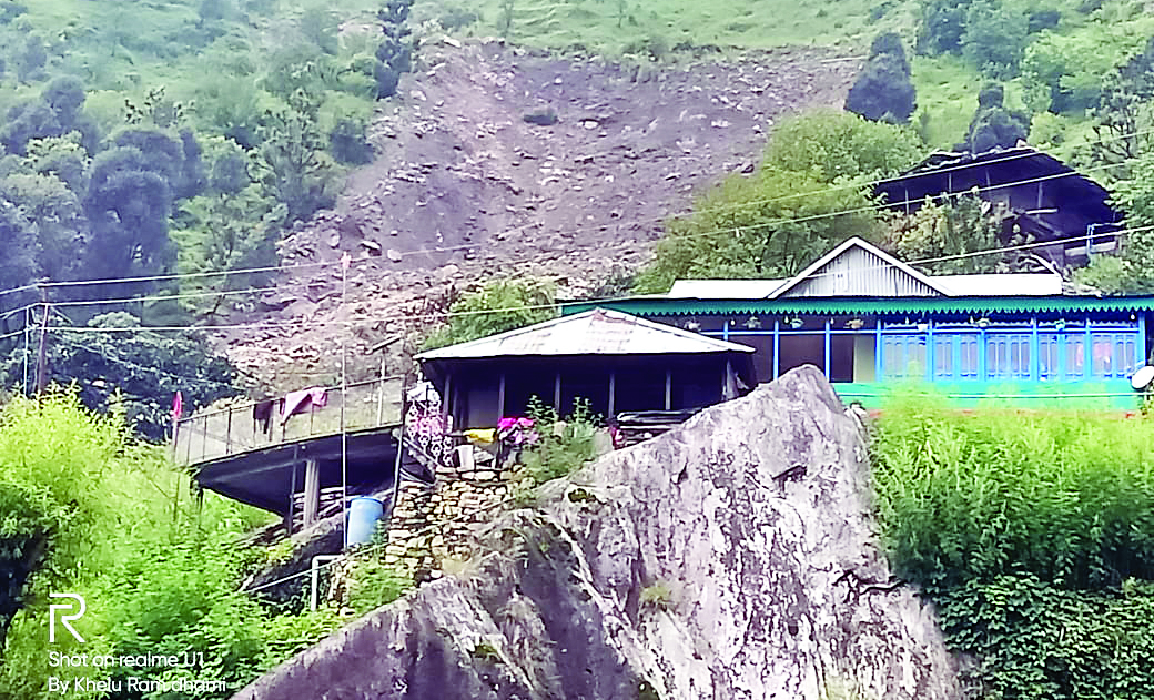 सैंज का शरण गांव संकट में… खाली करवाए 12 घर