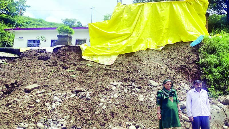 दिव्यांग दंपति के मकान को खतरा