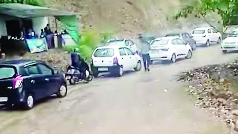 मलबा गिरने से बंद रहा सुजानपुर-संधोल मार्ग