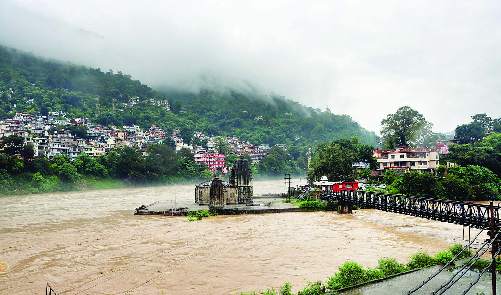 पंचवक्त्र महादेव के चरण स्पर्श करने आई ब्यास, मंदिर परिसर को छूता हुआ निकला नदी का पानी