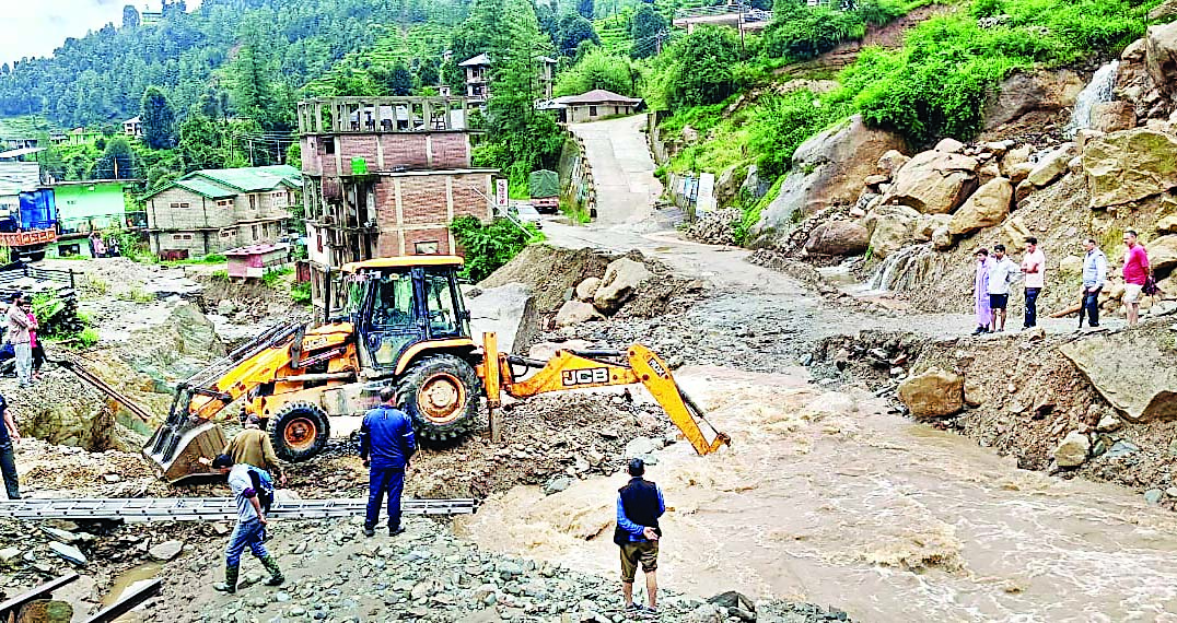 मानसून की दहाड़ से हिले पहाड़, बारिश देख मैदान भी हैरान