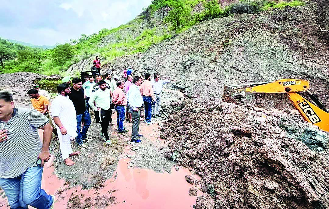 बारिश-भूस्खलन से तबाही, कई सडक़ें बंद