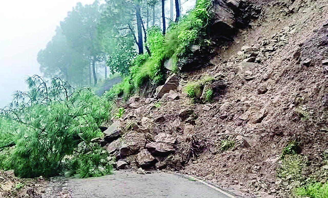 रछोह के निकट दरका पहाड़