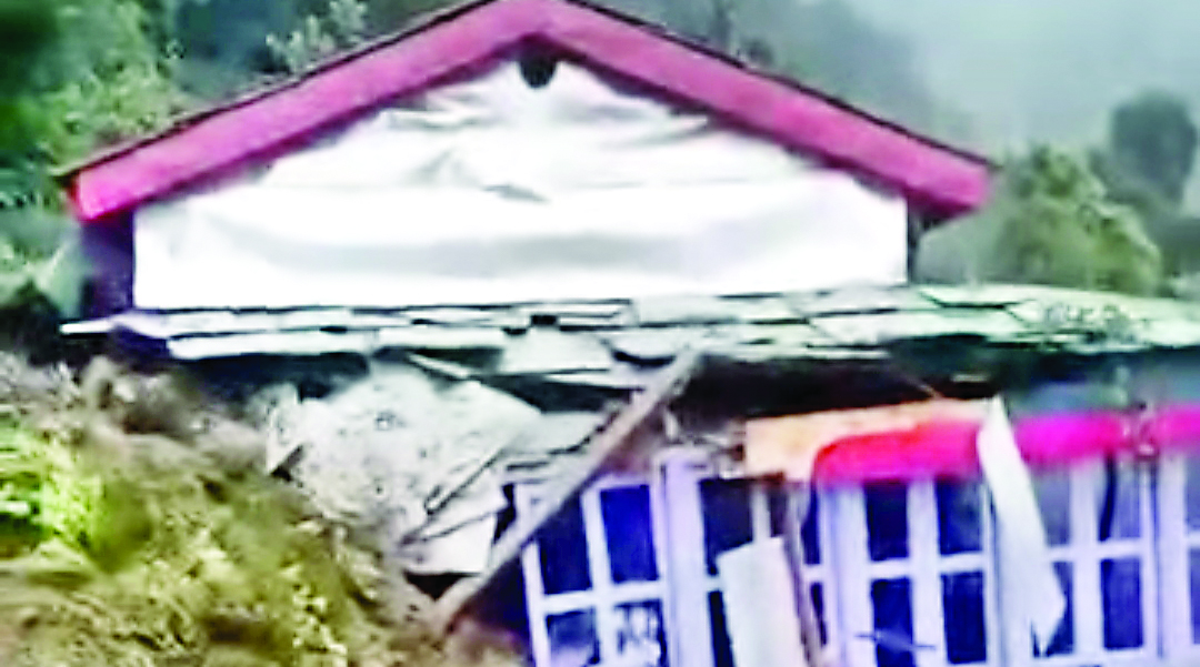 बारिश की मार… मलबा बने आशियाने, बेघर हुए चार परिवार