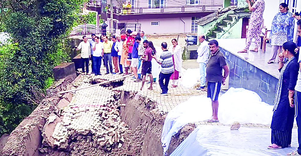 उफनती ब्यास से लकड़ी पकड़ रहे लोग