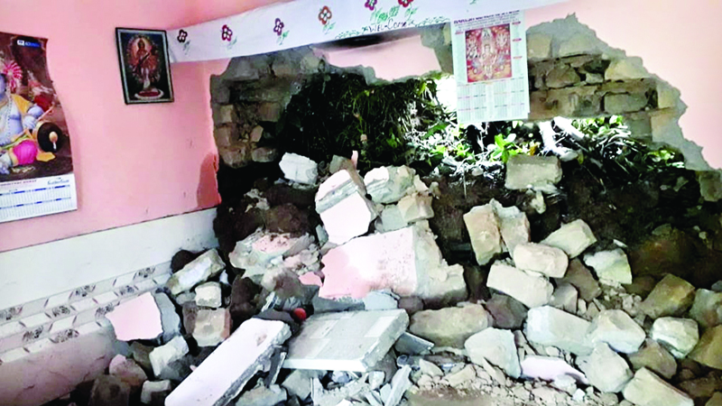 दीवार तोड़ घर में घुसा मलबा, परिवार बेघर