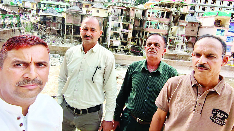 मंडी के बाढ़ पीडि़तों को पूर्व सैनिकों ने दी दो लाख की मदद