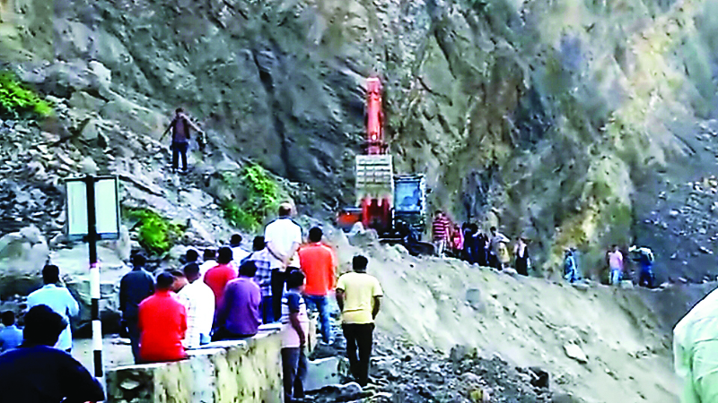 लैंडस्लाइड से पांवटा-गुम्मा एनएच चिलोंन में बंद