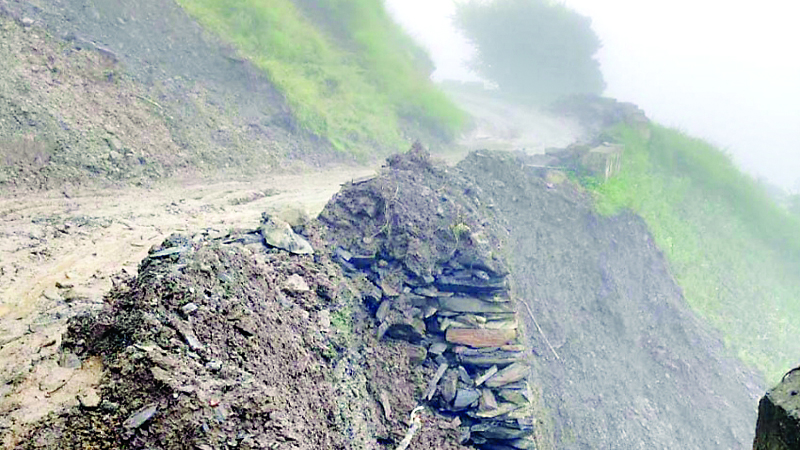 टटवा में आधा दर्जन मकानों को खतरा