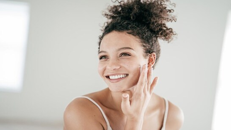 मानसून में बढ़ सकती हैं त्वचा से जुड़ी समस्याएं, इन तरीकों से करें Skin Care
