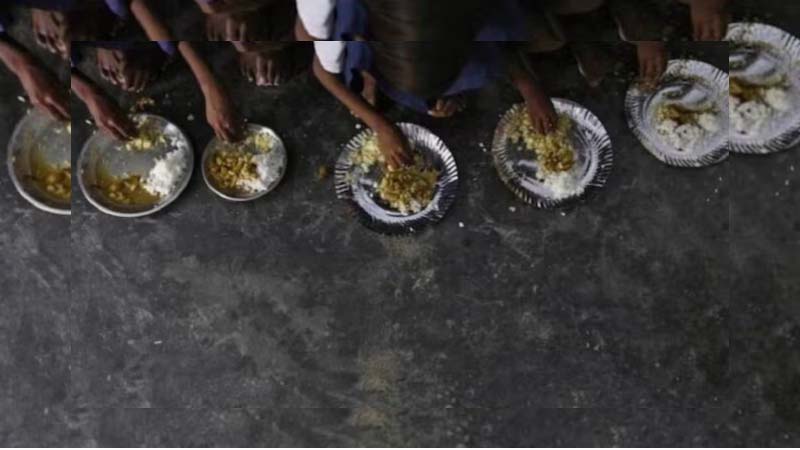 स्कूल में बच्चों को परोस दिया कुत्ते का जूठा मिड-डे-मील, 78 छात्रों को लगे एंटी-रेबीज टीके