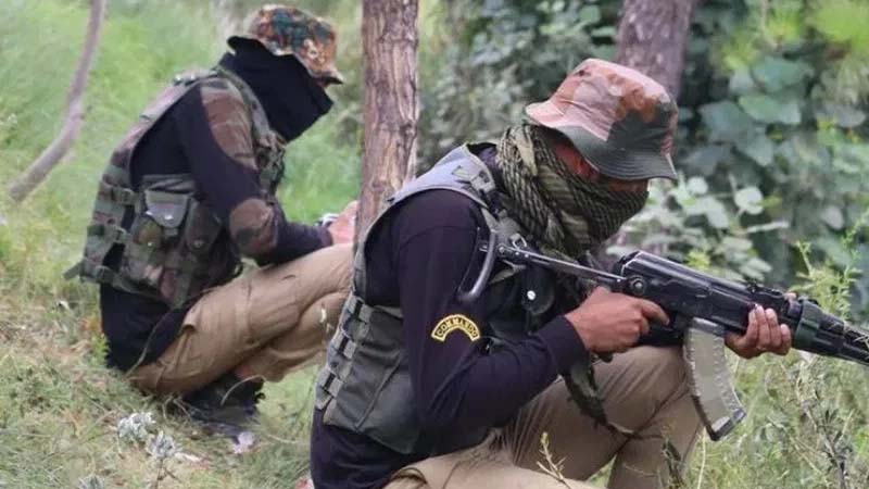 कुलगाम में तीन दिनों से सुरक्षाबलों और आतंकियों के बीच मुठभेड़ जारी, अब तक तीन आतंकी ढेर