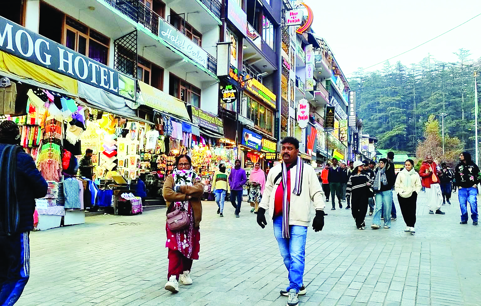 बर्फबारी से पहले ही लाहुल में सैलाब, देश-विदेश के टूरिस्ट खूब कर रहे मस्ती