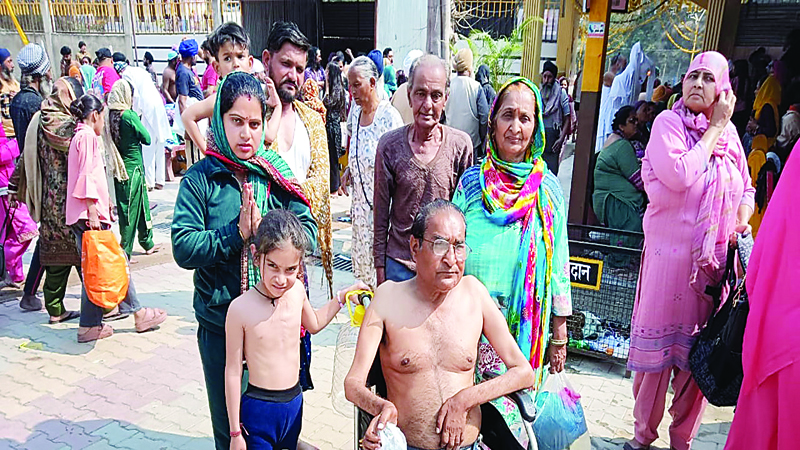 आस्था…व्हील चेयर पर भी मैड़ी मेले में पहुंच रहे श्रद्धालु