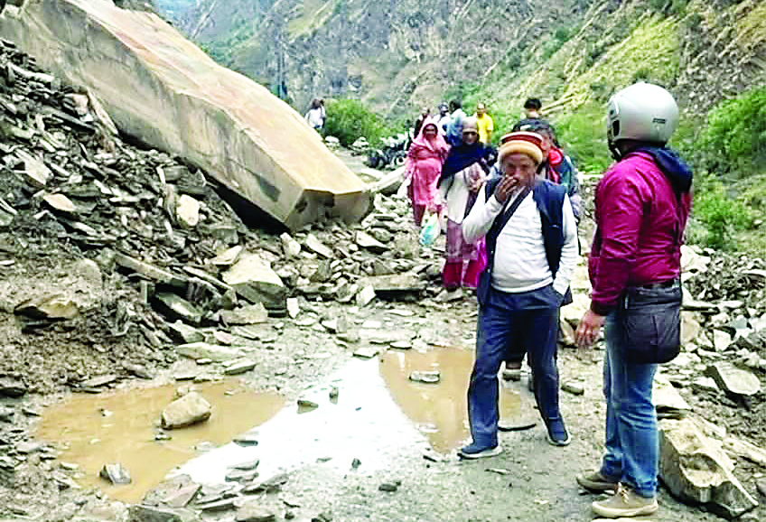 बत्ती दी हट्टी में भूस्खलन से पांच घंटे आवाजाही ठप