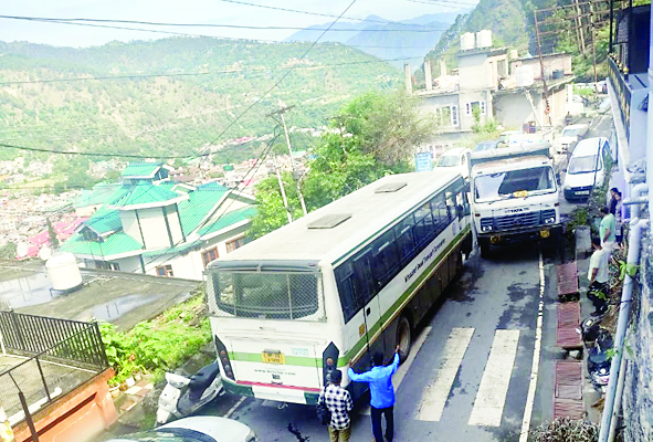 हरदासपुरा-सुराड़ा में ट्रैफिक सेे सिस्टम जाम