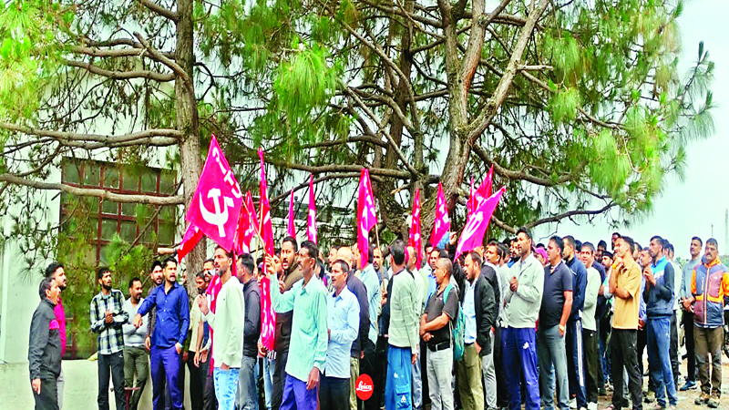 चंबा में चार लेबर कोड का जलाया पुतला