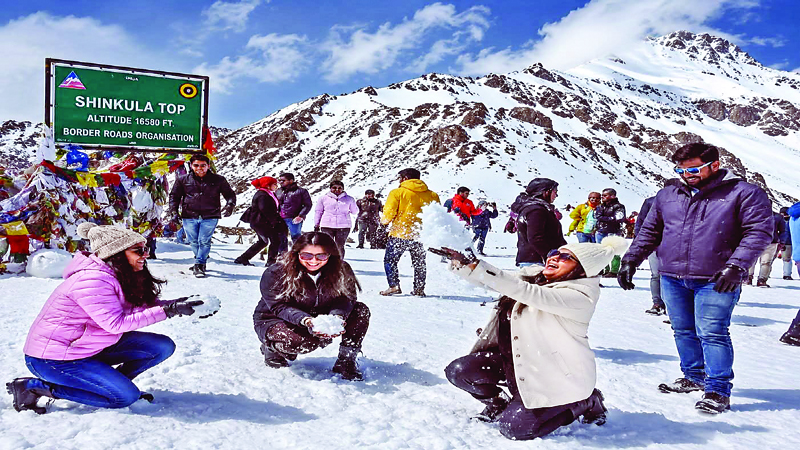शिंकुला टॉप में लगा पर्यटक मेला