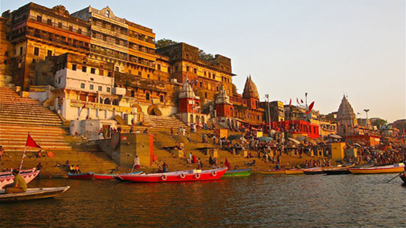 काशी विश्वनाथ मंदिर किस नदी के तट पर स्थित है?
