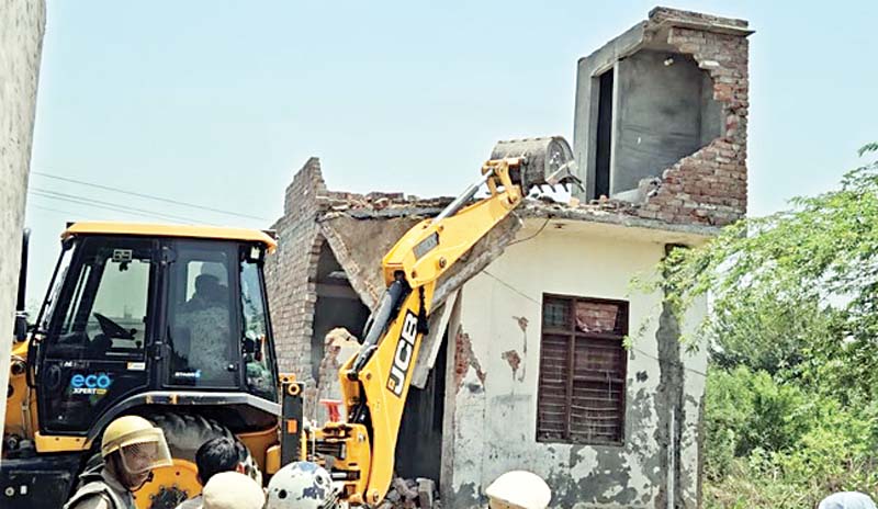 नशा तस्करों के 27 अवैध मकानों पर चला बुलडोजर, महिला ने जताया विरोध, अफरातफरी का माहौल