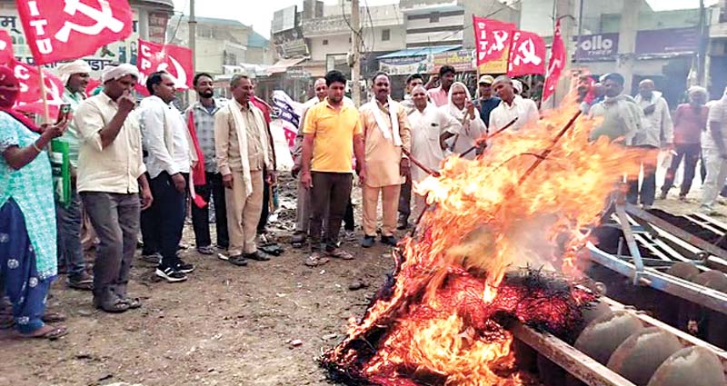 जींद में फूंका सीएम का पुतला, मजदूर विरोधी नीतियों के खिलाफ कामगार यूनियन ने किया प्रदर्शन