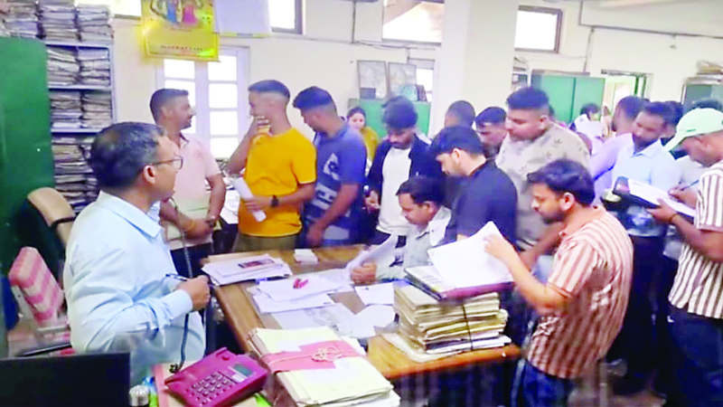 अस्थायी भर्ती के लिए उमड़ी बेरोजगारों की भीड़