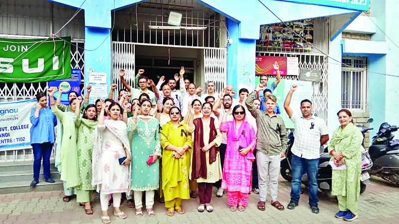 मंडी कालेज में प्रोफेसरों का हल्ला बोल