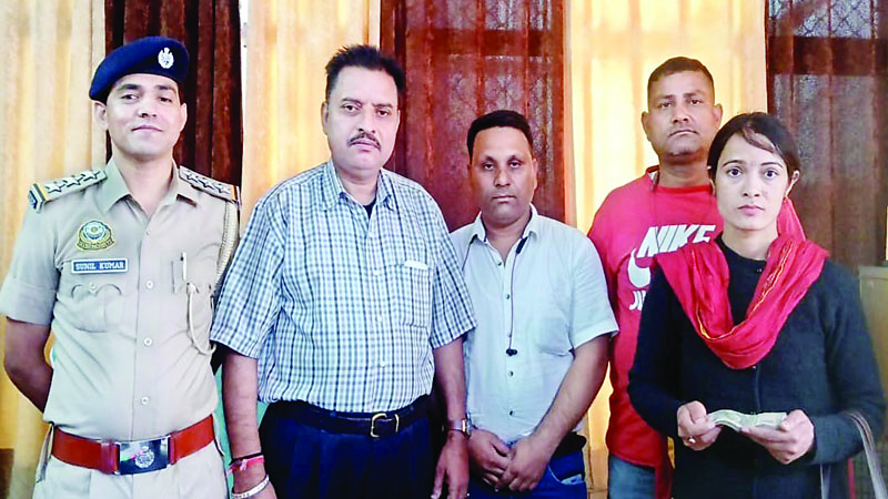 ऑटो चालक ने महिला को लौटाया पैसे-दस्तावजों से भरा खोया पर्स