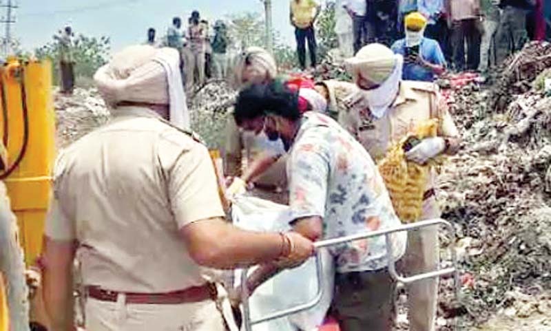 दोस्त की जान लेकर कूड़े के ढेर में दफनाया शव