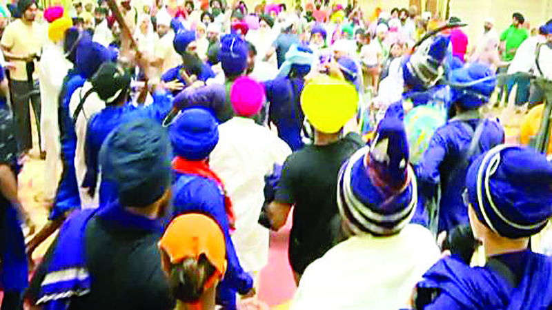 मोहाली के गुरुद्वारा सिंह शहीदां में स्थिति तनावपूर्ण, शरारती तत्त्वों ने निहंगों से की धक्कामुक्मी