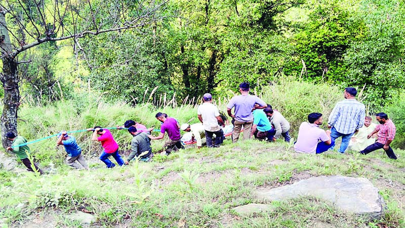 चीखों से गूंज उठा करमूंड… कार हादसे में चार जिंदगियां बुझीं