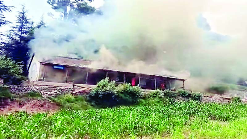 चुराह के स्कूल में भीषण आग, तीन कमरे और लाखों का सामान राख