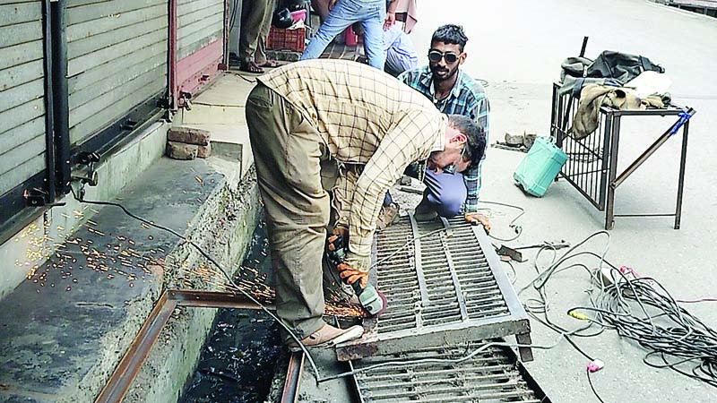 नालियों की सफाई के लिए दुकानदारों ने बदला एंगल्स का स्वरूप