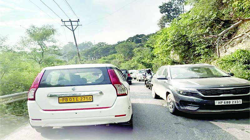 कांगड़ा बाइपास से टनल तक लगी गाडिय़ों की कतारें