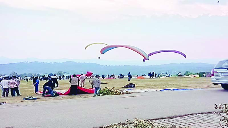 होटल-होम स्टे फुल, सैलानियों की गाडिय़ों में काटी रातें