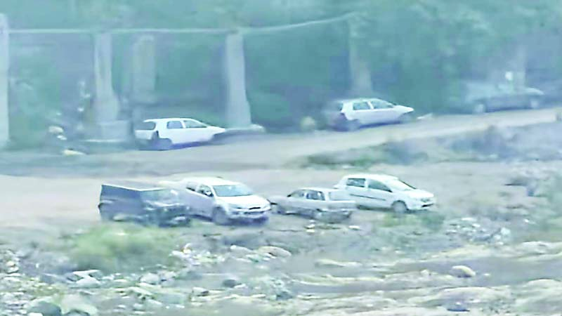 मंडी में ब्यास लबालब, कार पार्किंग के पास पानी
