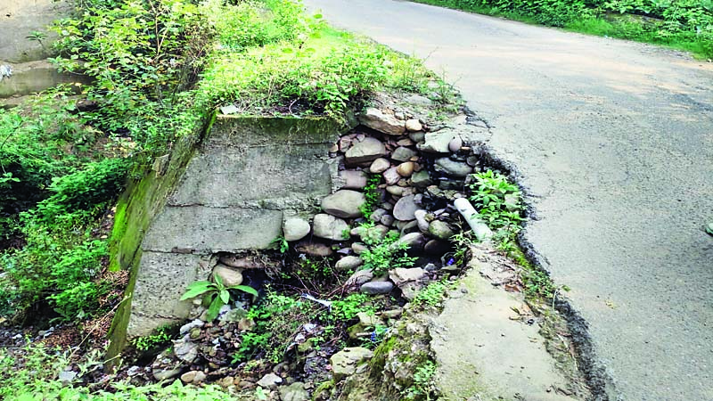 पुल किनारे गहरा गड्ढा, सरकाघाट पपलोग सडक़ पर हादसे का डर