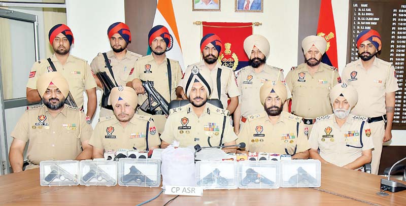 हथियार मॉड्यूल तस्करी का भंडाफोड़, हेरोइन, छह पिस्तौल सहित 12 जिंदा कारतूस किए बरामद