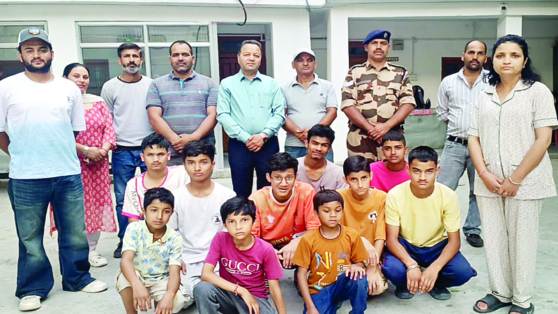 पार्वती पावर स्टेशन के प्रबंधक सुधीर कुमार नेगी पहुंचे बाल आश्रम बिहाली