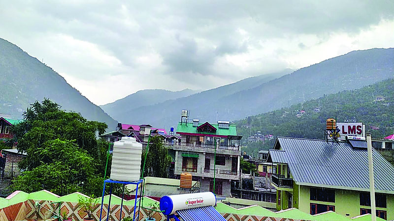 बारिश से सैलानी खुश, बागबान खफा